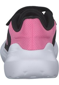 Czarno-różowy but sportowy z siateczkową cholewką, wyściółką w okolicy kostki oraz białą piankową podeszwą z teksturowaną powierzchnią dla lepszej przyczepności.