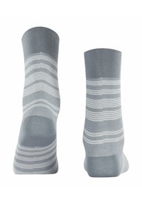 Graue Knöchelsocken mit einem strukturierten Strickdesign, horizontalen weißen Streifen und einer nahtlosen Zehenpartie für zusätzlichen Komfort.
