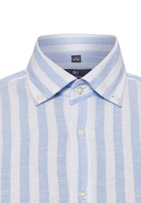 Hellblau-weiß gestreiftes Button-Down-Hemd. Verfügt über einen klassischen Kragen, zwei Knöpfe am Hals und einen strukturierten Leinenstoff. Etikett sichtbar.
