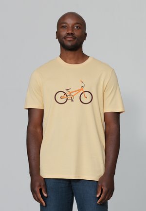 Lichtgele t-shirt met korte mouwen, voorzien van een graphic van een oranje fiets. Gemaakt van zachte stof met een ronde halslijn.