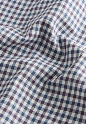 Bomuldsstof med ternet mønster i marineblå, burgundy og hvid, med en let tekstureret overflade og blød drapering.