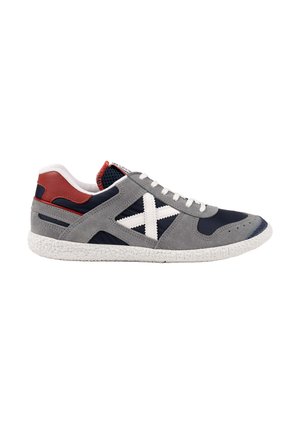 Sneaker basse in suede grigio, mesh navy, lacci bianchi, suola bianca, dettaglio rosso sul tallone e grande "X" bianca sul pannello laterale.