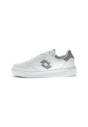 Trainers - white