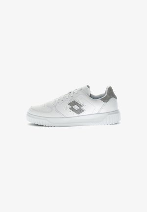 Vit sneaker med ovandel i slät läder och grå mockaaccenter. Snörning fram och gummisula med textur, som har en logotypdetalj på sidan.