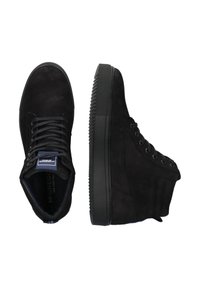 Zwarte suede hoge sneakers met platte veters, een gestructureerde rubberen zool en een logo-label op de tong, met een gladde afwerking en minimalistisch ontwerp.