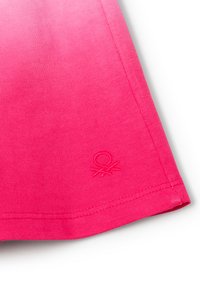 Fuchsia Baumwollstoff mit glatter Textur, featuring ein dezentes erhobenes Logo in der unteren Ecke und sauberen, genähten Kanten.