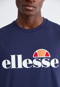 Ellesse EMSSEO - Apdrukāts T-krekls - navy