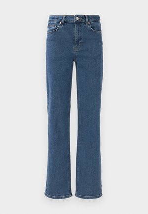 Jeans en denim bleu moyen, coupe droite, avec cinq poches et fermeture à bouton, présentés sur un fond blanc uni.