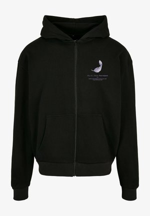 Črna zip-up jakna iz mešanice bombaža, ki ima žep, rebraste manšete in vijolični grafični dizajn s tekstom na levem prsnem delu.