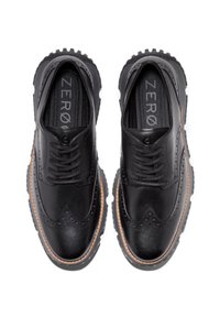 Schwarze Lederschuhe mit Brogue-Design, runden Zehen, strukturiertem Obermaterial und robustem Sohlen. Branding auf der Innensohle sichtbar.