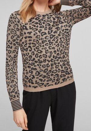 Pull en imprimé léopard dans des tons de beige et noir, fabriqué en un matériau tricoté doux. Il présente des poignets côtelés rayés et un col rond.