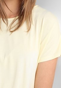 s.Oliver Camiseta estampada - yellow