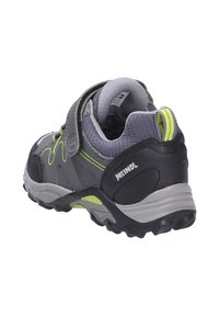 Grau- und schwarze Kinder-Wanderschuhe mit einem Klettverschluss, ausgestattet mit einer strukturierten Oberfläche, grünen Akzenten und einer robusten Gummisohle.