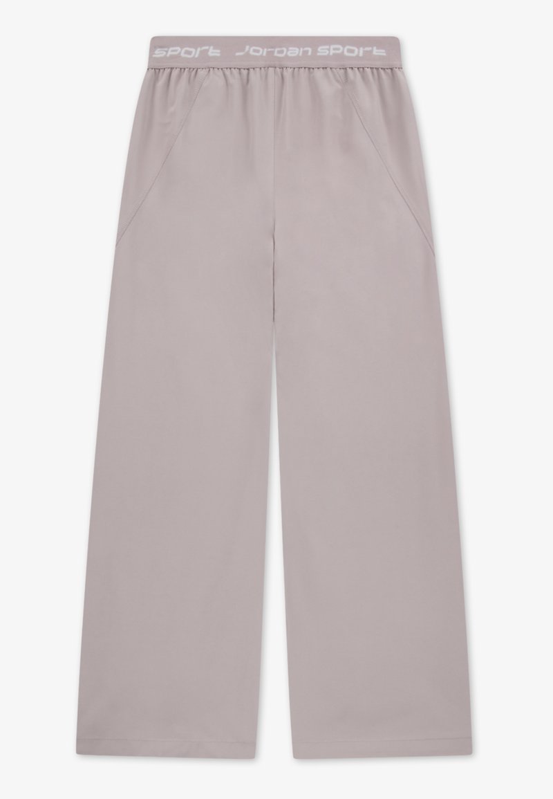 Αθλητικό γκρι ανοιχτού χρώματος παντελόνι με ελαστική μέση που φέρει την επωνυμία «Jordan Sport», πλάγιες τσέπες σε λοξή γραμμή και χαλαρή εφαρμογή.