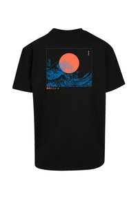 Zwarte katoen T-shirt met een levendig oranje zon- en blauwe golfontwerp op de achterkant, met Japanse tekst en een omranding.