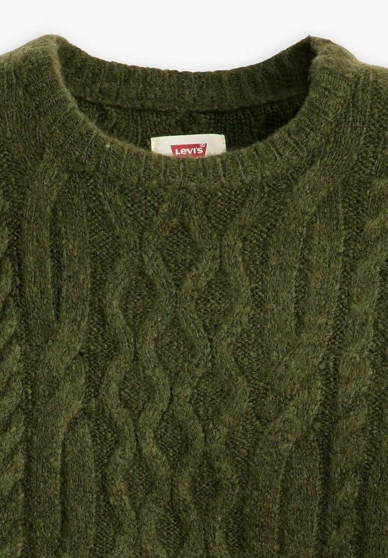 Grüner Strickpullover mit einem Zopfmuster, ausgestattet mit einem gerippten Kragen und einem Levi's-Label innen, aus weichem, strukturiertem Stoff.