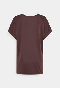 Brun kortärmad t-shirt med rund halsringning, gjord av mjukt material, med en avslappnad passform och vikta ärmar.
