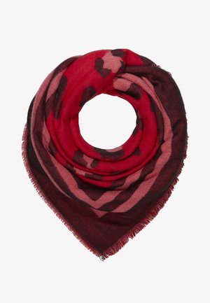 Bufanda triangular roja y rosa con un oscuro estampado de animal y bordes con flecos, enrollada en forma circular.