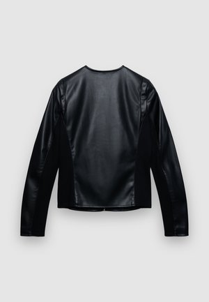 Schwarze Lederjacke mit glatter Textur, figurbetontem Design und langen Ärmeln. Verfügt über kontrastierende Seiten und einen runden Ausschnitt.