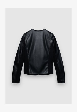 Schwarze Lederjacke mit glatter Textur, figurbetontem Design und langen Ärmeln. Verfügt über kontrastierende Seiten und einen runden Ausschnitt.