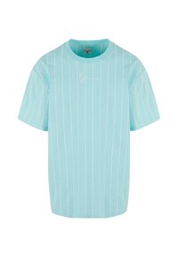 T-shirt bleu clair avec des rayures verticales blanches, coupe décontractée, col rond et logo brodé sur la poitrine gauche. Manches courtes.