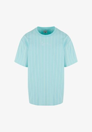 Jasnoniebieska koszulka z białymi pionowymi paskami, luźny krój, okrągły dekolt i wyszywane logo na lewej piersi. Krótkie rękawy.