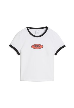 T-shirt blanc à manches courtes avec bordure noire au col et aux manches, présentant un logo ovale rouge avec trois figures noires dansantes au centre.