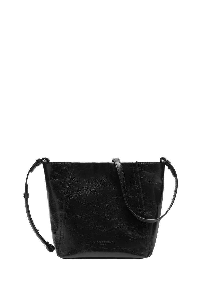 Schwarze Ledertasche mit einer zerknitterten Struktur, tapered Form, verstellbarem Tragegurt und geprägtem Logo auf der Vorderseite.