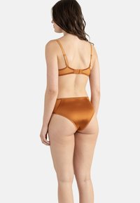 Ensemble bikini en satin marron comprenant un soutien-gorge avec bretelles réglables et fermeture à agrafe, associé à un bas taille haute, texture lisse.