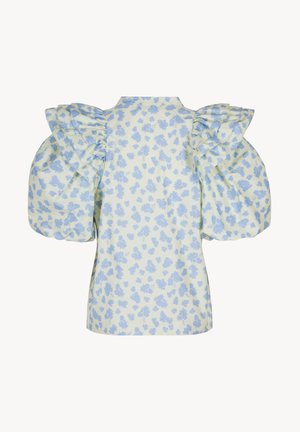 Korte mouwen blouse met lichtblauwe bloemenprint en gerimpelde pofmouwen op een lichtgele achtergrond, gezien vanaf de achterkant.