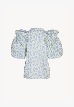 Korte mouwen blouse met lichtblauwe bloemenprint en gerimpelde pofmouwen op een lichtgele achtergrond, gezien vanaf de achterkant.