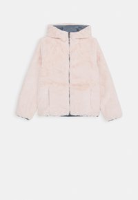 Giacca in pelliccia sintetica di un morbido e chiaro rosa, con cappuccio, chiusura frontale con zip e tasche laterali. Presenta una fodera interna di colore blu a contrasto.