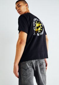 Levi's® VINTAGE FIT GRAPHIC - Apdrukāts T-krekls - caviar
