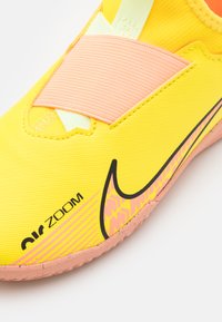 Nike Performance JR ZOOM MERCURIAL VAPOR 15 ACADEMY UNISEX - Indoor-Fußballschuhe - yellow strike/sunset glow/volt ice