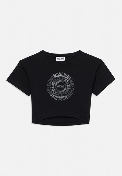 Μαύρο κοντομάνικο crop top με κυκλικό μοτίβο λογότυπου "MOSCHINO" σε γκρι, εκτυπωμένο στο κέντρο μπροστά.