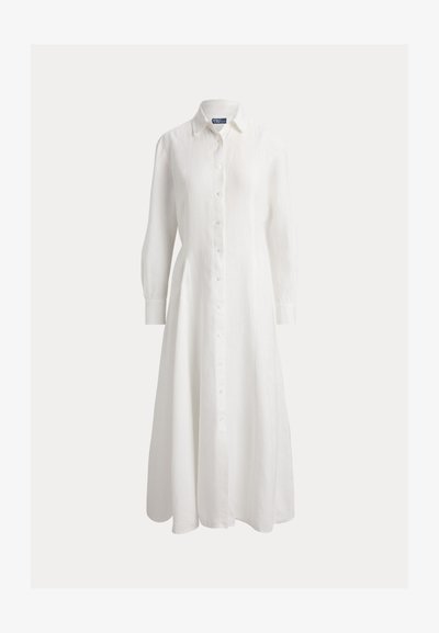 Λευκό φόρεμα πουκάμισο με μακριά μανίκια, κουμπιά μπροστά, γιακά και εφαρμοστή μέση, που φτάνει μέχρι το μέσο της γάμπας.