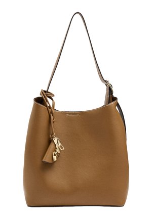 Brązowa skórzana torba typu tote z pojedynczym paskiem na ramię oraz złotym zamkiem i zawieszką w kształcie klucza przypiętymi skórzanym sznurkiem.