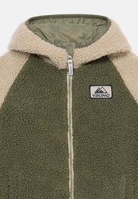 Giacca in pile verde e beige con cappuccio, zip frontale e patch con logo Viking e design di montagne sul petto.
