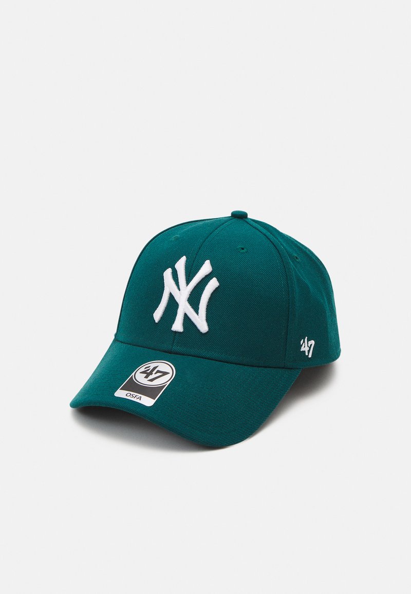 Teal baseballcap met wit "NY" logo, textuurstof, gebogen rand en verstelbare achterkant. Bevat een maatlabel en geborduurd logo.
