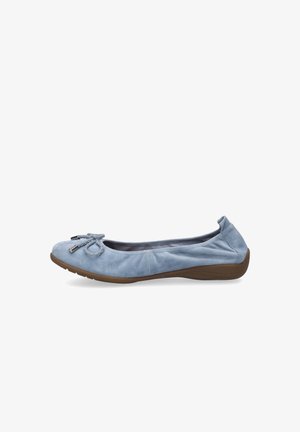 Ballerines en daim bleu clair avec un bout rond, un nœud décoleté et une semelle en caoutchouc brun flexible. Design léger et simple.