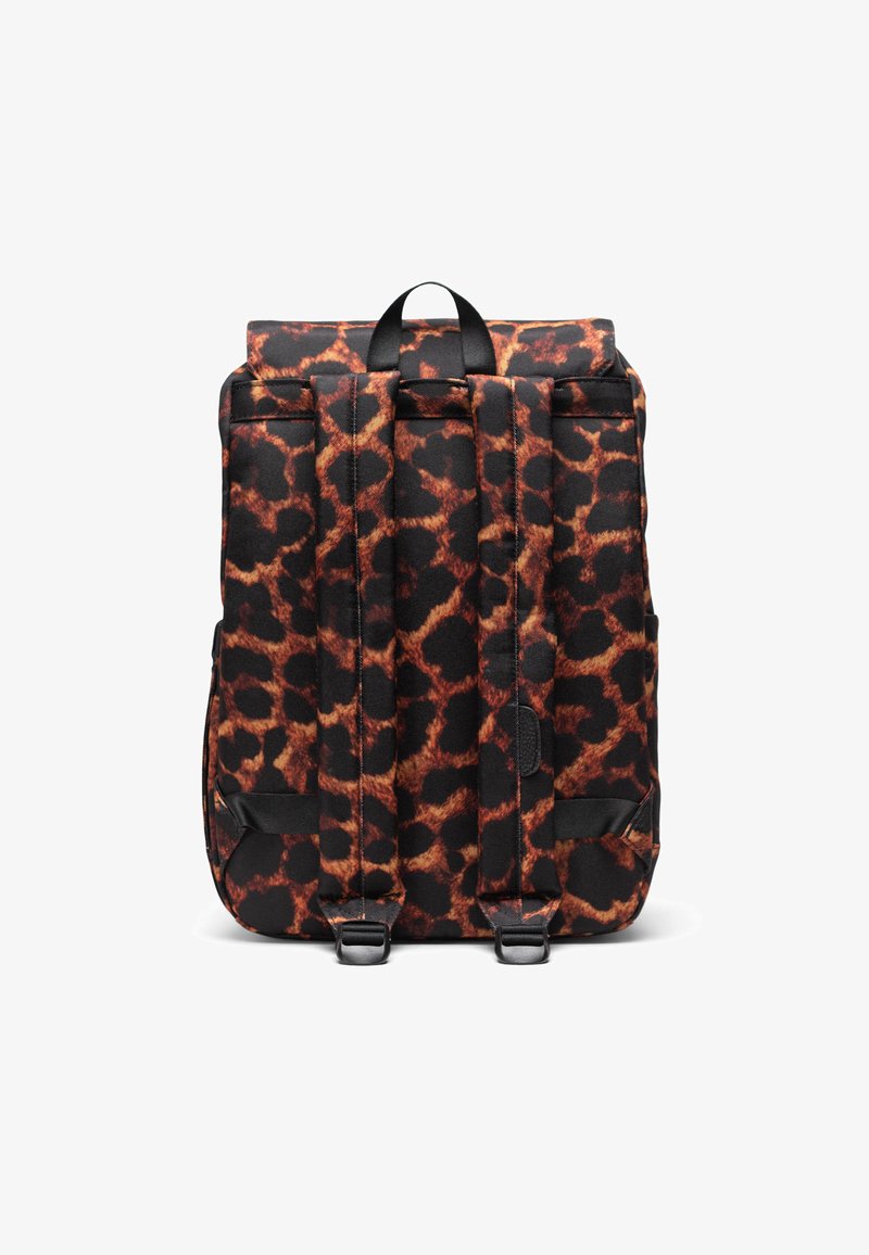 Ruksak s uzorkom leopard kože u crnoj i smeđoj boji s dizajnom na preklop, podesivim trakama i kopčama. Izrađen od izdržljive tkanine s glatkom teksturom.