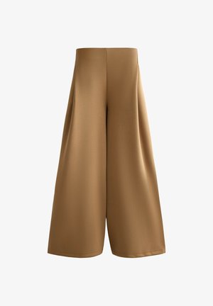 Pantalon culotte marron à taille haute et jambes larges, en tissu lisse avec des détails de coutures frontales nettes, présenté sur un fond blanc.