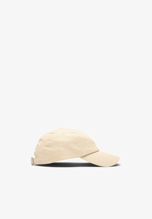 Beige bomulls baseballcap med buet brem og justerbar rem, side-logo broderi, vist mot hvit bakgrunn.