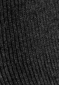 Černá texturovaná látka s tkaným vzorem, která obsahuje paralelní horizontální rýhy. Jemná, měkká vlákna vytvářejí hladký vzhled.