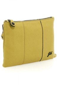 Borsa a tracolla in pelle gialla con finitura testurizzata, dotata di chiusura con zip e dettagli in cucitura nera a contrasto con logo.