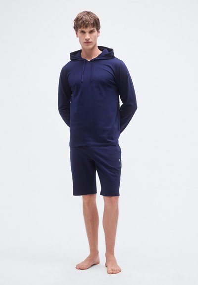 Sweatshirt com capuz azul-marinho com cordões e calções até ao joelho a condizer, feitos de material macio, com um pequeno logótipo nos calções.