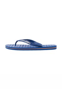 Blauwe flip-flop met een gestructureerde voetbed, voorzien van een smalle band en een merklogo. Oranje accent aan de rand.
