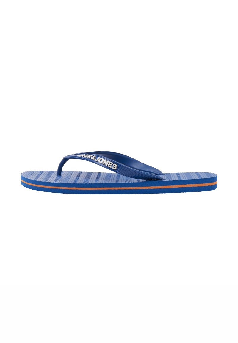 Blauwe flip-flop met een gestructureerde voetbed, voorzien van een smalle band en een merklogo. Oranje accent aan de rand.