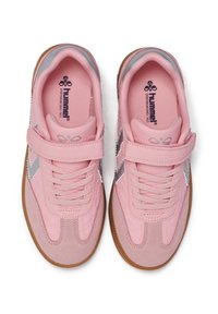 Różowe trampki z mieszanką gładkich i zamszowych tekstur, wyposażone w pasek na rzep, szare akcenty i brązową gumową podeszwę.