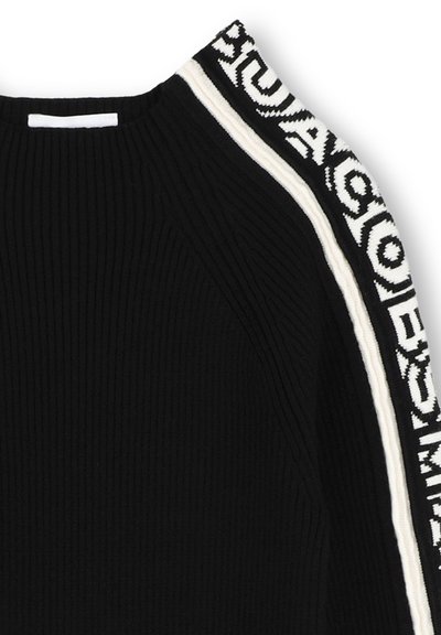 Pull noir à côtes avec des bordures graphiques blanches et noires le long de l'épaule. Col rond avec une texture douce.